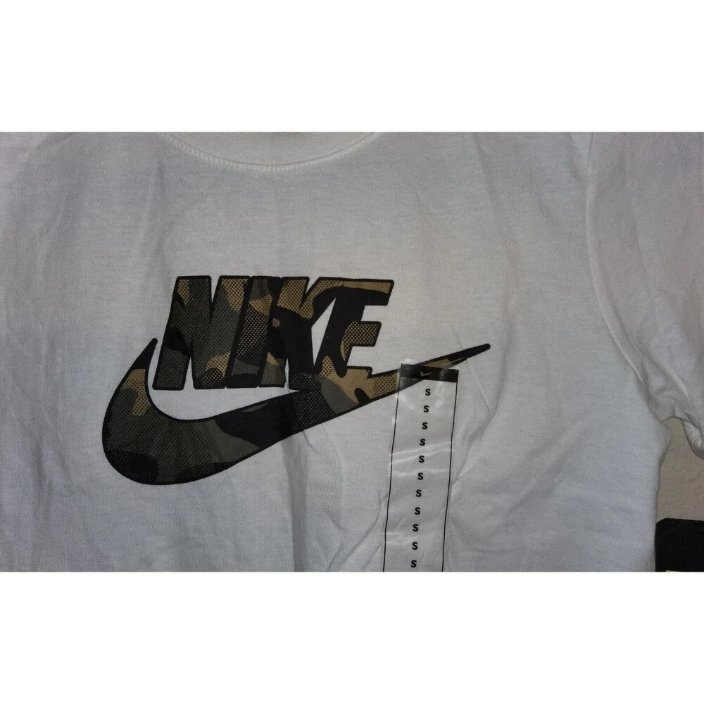 New with tag Boys Kids Nike Camouflage Logo White T Shirt Size S